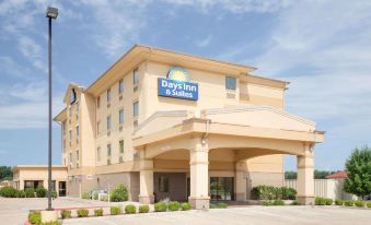 Days Inn & Suites by Wyndham Russellville