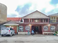 Homestay Nazriel Mitra RedDoorz Hotel dekat Puncak Guha Beach