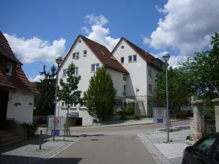 Hotel Altbacher Hof Отели в г. Кёнген