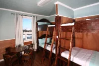 Genevieve Bay Inn Hotels in Плам Пойнт