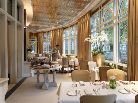 The Connaught, Maybourne Hotel Collection Отели рядом с достопримечательностью «Уэстборн Грин Опен Спейс»