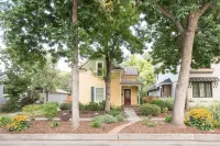 Cozy Victorian Cottage in the Heart of Old Town! Hotel di Fort Collins