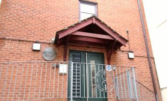 Riverside Court Apartment - Housity