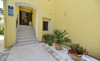 Apartments Calenic - Housity