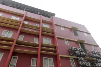 RedDoorz Plus Near Galaxy Bekasi - Pensions