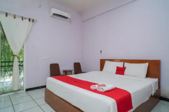RedDoorz Plus Syariah at Lotus Hotel Bojonegoro Hotels in Sukorejo