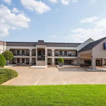 Days Inn & Suites by Wyndham Tyler