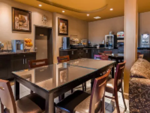 Best Western Plus Estevan Inn  Suites Hoteles en Estevan