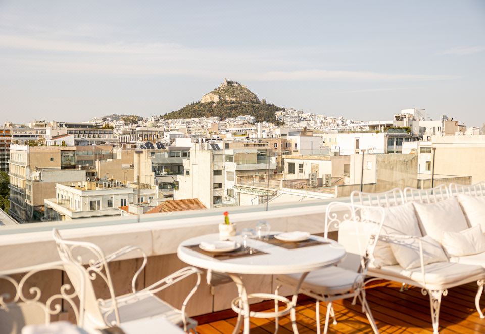 뉴 호텔 객실 내부의 고급스러운 인테리어와 고급 침구