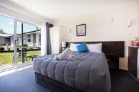 Lake Breeze Motel