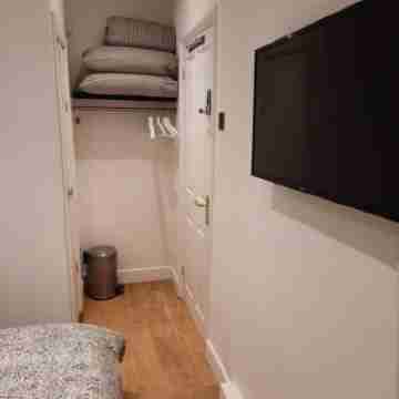 Lovely Home with Full en-Suite Double Bed Rooms Rooms