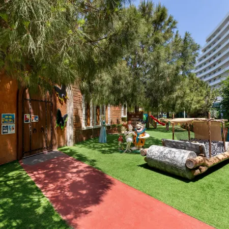 Miracle Resort Hotel Отели рядом с достопримечательностью «Пляж Кадрие»