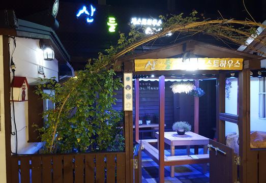 군산 산들 게스트하우스의 편안한 침실 공간