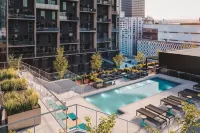 HUMANITI HOTEL MONTREAL, AUTOGRAPH COLLECTION - Family