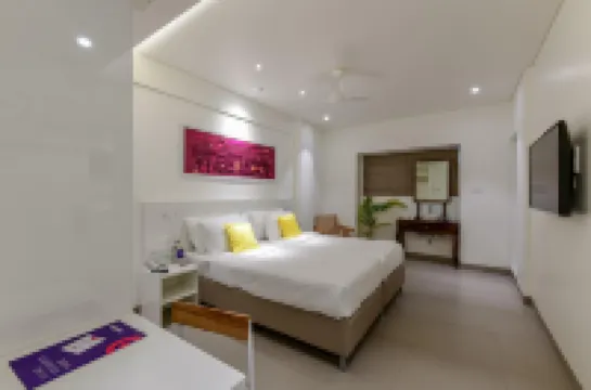 Centro โรงแรมใกล้Pataleshwar Cave Temple