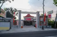 RedDoorz Syariah near Alun Alun Temanggung Hotel dekat Swalayan Mahkota Kranggan
