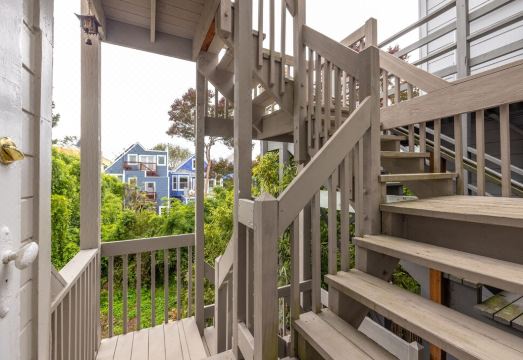 레드어닝 빅토리아 아파트 거실의 편안한 모습