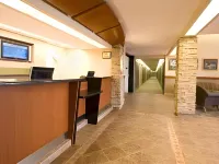 Woodlands Inn & Suites - Bãi đậu xe