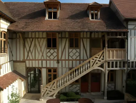 La Maison de Rhodes  le Champ des Oiseaux Отели в г. Вильшетиф