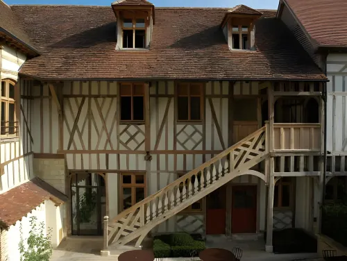 La Maison de Rhodes  le Champ des Oiseaux Hotel a Villechetif