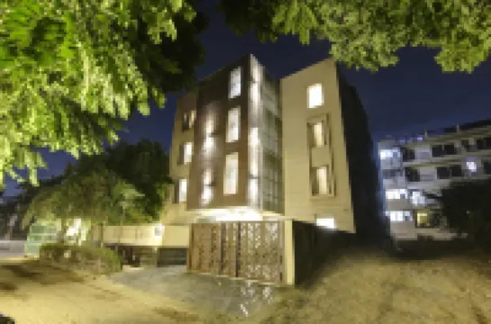 Saltstayz Select - Galleria Market & Golf Course Road Hotels near DLF Cyber Hub