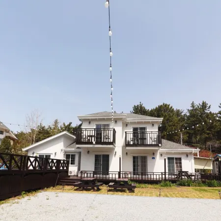 Taean Arong Dalong Pension Отели рядом с достопримечательностью «Ch'ŏngp'odae-haesuyokchang»