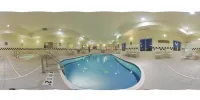Holiday Inn Express & Suites Lawrence by IHG - プール