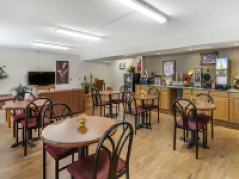 Econo Lodge & Suites Southern Pines Hotels in Moore County