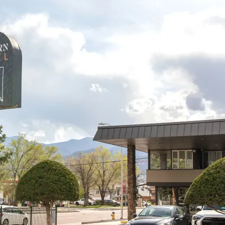 Modern Motel Отели рядом с достопримечательностью «Парк Монумент Вэлли»