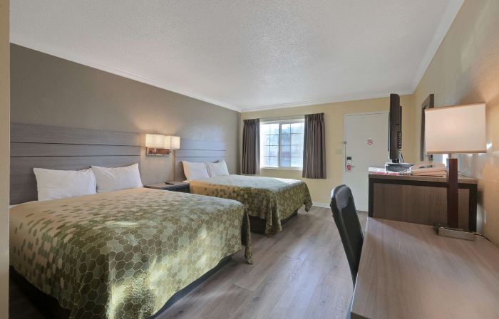 Econo Lodge Woodland Near I-5