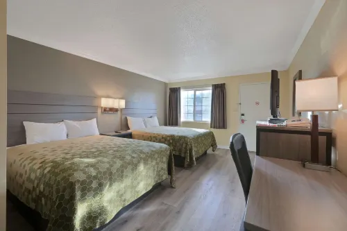 Econo Lodge Woodland Near I-5 - parking