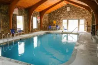 Econo Lodge - Pools