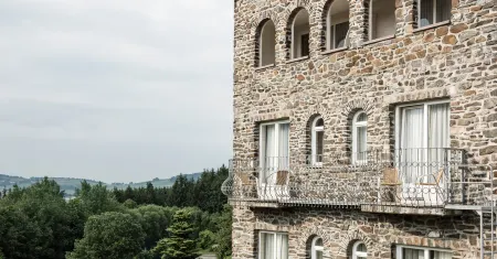 Donna Burghotel am Hohen Bogen Отели в г. Нойкирхен-байм-Хайлиген-Блут