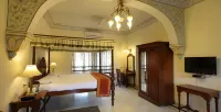 Amar Mahal Hotels near Orchha Fort and contact for cycling as well