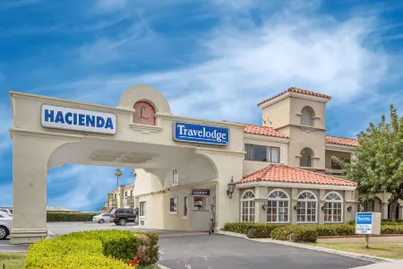 Travelodge by Wyndham Costa Mesa Newport Beach Hacienda Отели рядом с достопримечательностью «Ногачи Гарден»