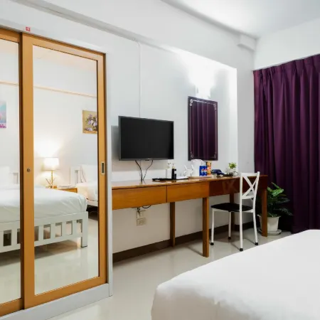 Nicha Residense Hotel Отели рядом с достопримечательностью «Станция метро Sutthisan»