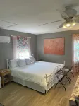 Riverside Casita: semi-private pool, spa, dock, garden oasis, 5 min to downtown!