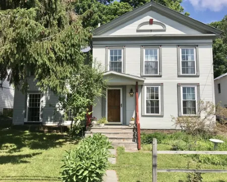The Farmhouse - 15 minutes from Colgate Hotels in Chenango County