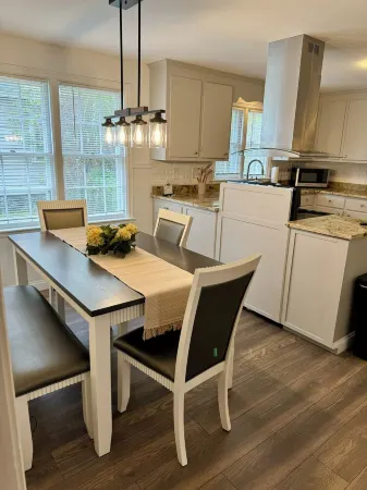 Remodeled Single Family, Enjoy a experience at this centrally located place.