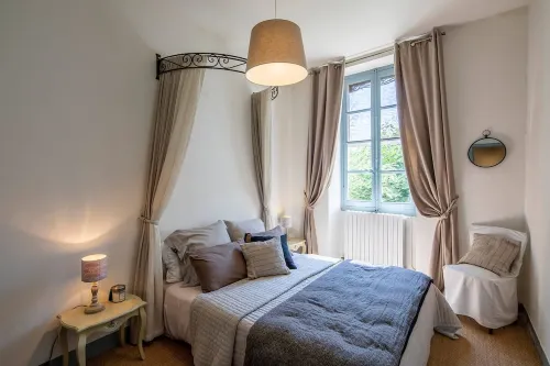 The blue shutters in Maillane Hôtels à : Maillane