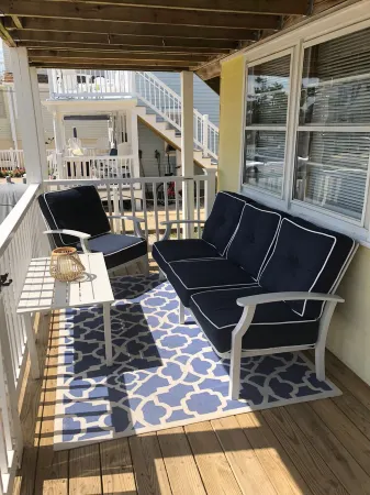 Cozy Family Rental Just 4 Houses from Beachfront Fun! Отели рядом с достопримечательностью «Бичфронт»