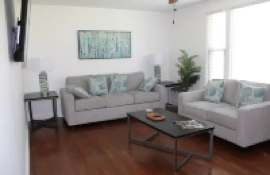 Charming 3-bedroom house with private patio, 20min to dwntn Nashville/ Airport