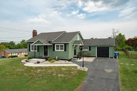 Southern Sunset.  Rugged yet refined!  1.5 miles to Ark!  Rate is for 2 guests.