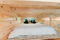 2 Bedroom Cabin in DuPont State Park with Loft, Hot-Tub, and Sauna(Read Rules)
