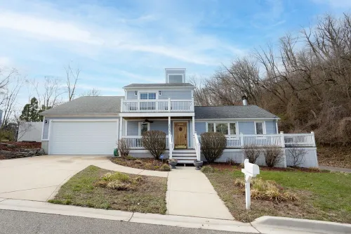 Cabana style vacation home, w/HOT TUB & easy stroll to beach, sleeps 16.