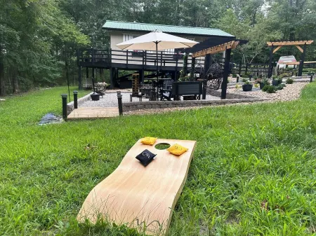 Luxury Cabin, fire pit, hanging chairs, WiFi, forest view, river access