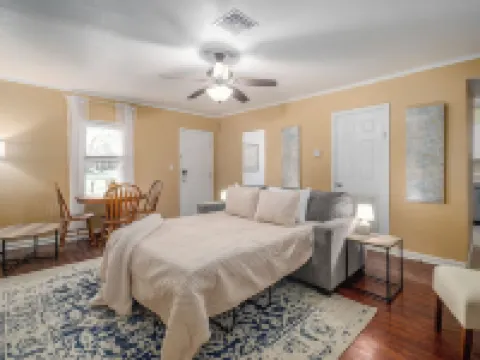 Bartow Oaks Oasis - Close to Downtown - Sleeps 7! Hotels in Bartow