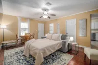 Bartow Oaks Oasis - Close to Downtown - Sleeps 7!