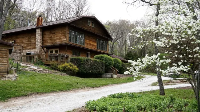 The Bunkhouse- fire pit, waterfall, games, private retreat for the family!