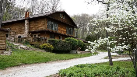 The Bunkhouse- fire pit, waterfall, games, private retreat for the family!